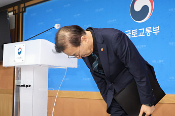 김윤덕 국토부 장관 “무안 여객기 참사 초기 수습 미흡”⋯유가족에 공식 사과