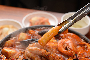 '2TV 생생정보' 오늘방송맛집- 가수 설하윤의 거제! 특별한 문어 떡볶이 맛집 '문○○'