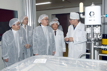 정상혁 신한은행장 “기술력 갖춘 기업에 맞춤 금융지원 확대”…K뷰티 현장 방문