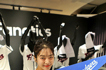 WBC 인기·KBO 시즌 개막에...유통가도 야구 열기로 후끈