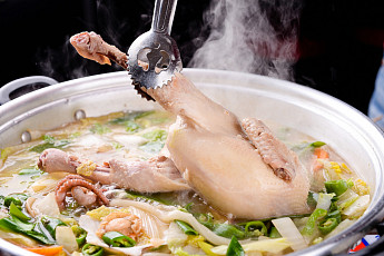 '2TV 생생정보' 가격파괴, 닭 한 마리 칼국수가 단돈 1만원대? '장○○'