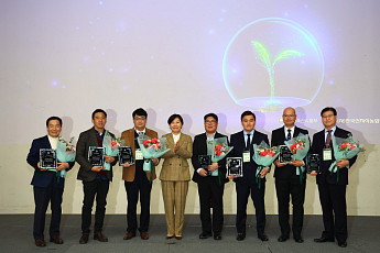 정부, 신지식농업인 7명에 장 수여…딸기 품종·전통장류·통곡물 가공 혁신 인정