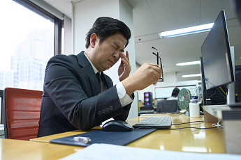 ‘중장년층’ 눈에 이물감·눈물 많아졌다?…‘이 질환’ 의심[e건강~쏙]
