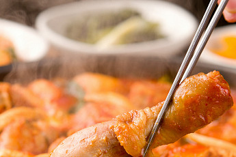 '2TV 생생정보' 오늘방송맛집- 결정적 한 수, 푸짐한 솥뚜껑 닭볶음탕 맛집 '윤○○'