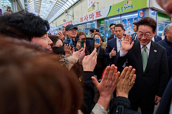 이재명 대통령, 청주 전통시장 방문…“상인 체감하는 지원 살필 것”