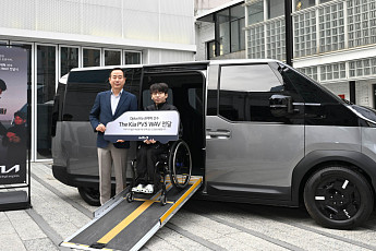 기아, e스포츠 권재혁 선수에 '더 기아 PV5 WAV' 전달 “이동권 향상 강화”