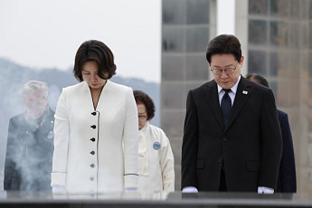 김혜경 여사, 문 전 대통령 장모상 빈소 조문