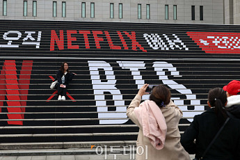 BTS 광화문 공연, 외국인 팬 몰이…서울 전역 ‘K콘텐츠 축제장’으로 변신