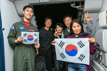 군 수송기 띄운 '사막의 빛' 작전…한국인 204명 서울공항 도착
