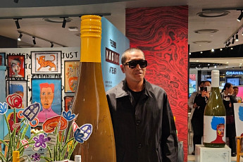 “제가 만든 와인 한잔 어떠세요?” 배우 하정우, 세븐일레븐 컬래버 팝업 깜짝 등장[가보니]