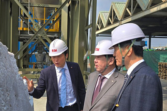 우오현 SM그룹 회장, 구미공장서 사장단 회의…“로봇·AI로 제조 혁신”