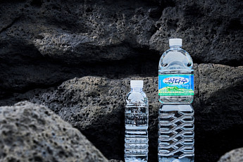 제주삼다수, 9년 연속 글로벌 미각 최고 등급·친환경 용기 혁신으로 지속가능 경영[2026 소비자유통대상]