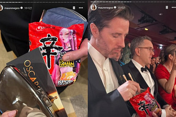 케데헌 감독, 오스카 시상식 도중 ‘신라면’ 라면땅 먹방 포착 화제