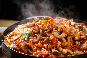 '2TV 생생정보' 오늘방송맛집- 철판 낙지볶음 vs 해물 연포탕 맛집 '민○○'