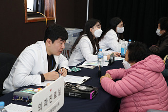 아플 땐 진료받고 억울할 땐 상담받고…농촌 왕진버스, 법률서비스까지 싣는다
