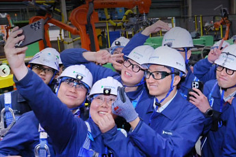 정기선 HD현대 회장, 함정·중형선사업부 방문해 AI 적용 점검