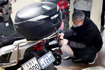 [포토뉴스] '이륜자동차 번호판' 교체 시연을 하고 있는 광주시 북구청