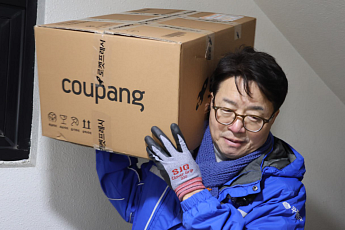 박스 짊어진 국회의원…쿠팡 CEO, 새벽 현장서 마주했다