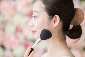 “새출발 꿈꿔” 日 중년 여성 사이서 ‘재점화 메이크업’ 인기