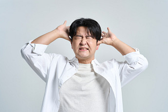 귀에서 ‘삐-’ 소리 난다면?…이명, 청력 저하 신호일 수도[e건강~쏙]