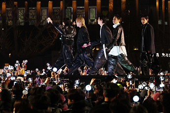 BTS 컴백 공연, 서울 도심 4만 인파 몰렸다…'철통' 통제 속 무사 종료