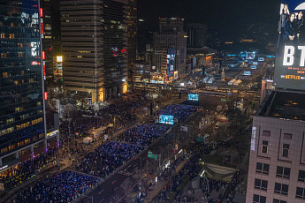 과잉 동원과 완벽 대비, 매출 특수와 쌓인 재고…극과 극 BTS 광화문 공연