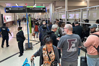 美 국토부 셧다운에 공항 대혼란⋯트럼프, 이민단속 요원 투입 압박