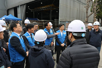 與 산재예방TF, 대전 화재 현장 방문…“사망사고 반복 사업장 제재 검토”