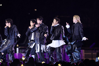 “K팝 왕에 어울리는 무대”…BTS 컴백, 외신도 들썩