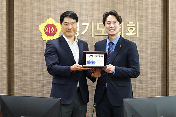 황대호가 싸웠더니, 경기도 공공노동자들이 감사패를 들고 왔다