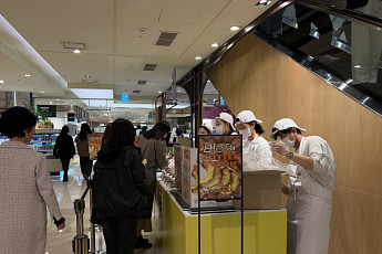 “소문 난 맛집, 비싸도 경험하고 싶어 줄서요”(르포)[불황을 먹다, 한 입 경제]