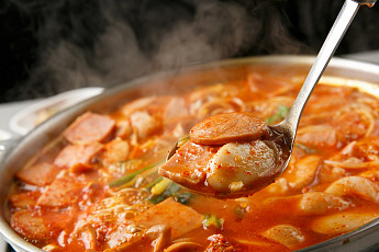 '2TV 생생정보' 오늘방송맛집- 가수 윤수현 추천! 푸짐한 부대찌개 맛집 '의○○'