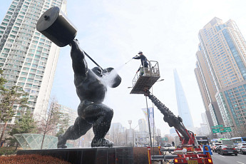 '봄맞이 목욕하는 올림픽로 역도 고릴라' [포토로그]