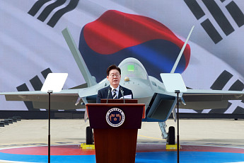 이 대통령 “KF-21 양산으로 자주국방 위용…방위산업 4대 강국 도약 발판”[종합]