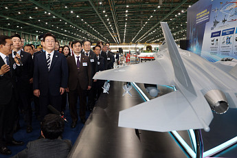 이 대통령, KF-21 고정익 생산현장 시찰…“공정 체계화 확인”