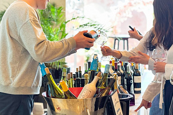 호텔업계, 봄바람 난 고객 잡기...벚꽃·야외 나들이에 제격인 ‘와인·맥주 페어’