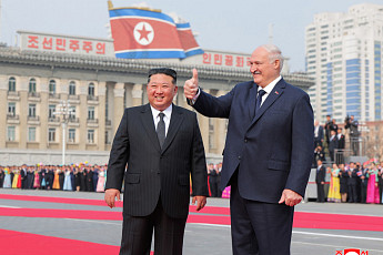 벨라루스 대통령 첫 방북…김정은 '활짝'