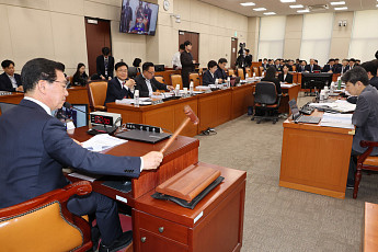 5월 1일 노동절, 법정 공휴일 지정 추진…국회 행안위 통과