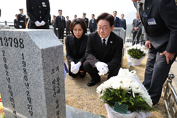 故채상병 묘역 찾은 이 대통령…“많은 게 제자리 찾아 다행”