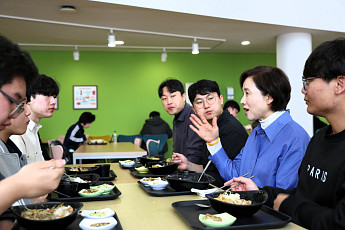 유은혜, 학식 테이블이 정책 현장이었다…가천대 청년과 밥상 토론