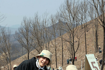 유한킴벌리,  ‘우리강산 푸르게 푸르게 신혼부부 나무심기’ 개최 [포토]