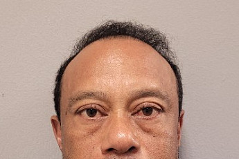 '골프 황제' 우즈, 자택 인근서 약물ㆍ음주 운전 체포…머그샷 공개