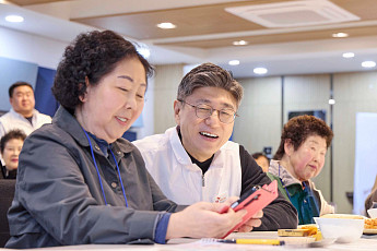 창립기념일 고객 찾아간 SKT…정재헌 대표, 노인대학서 디지털 안심 교육 진행