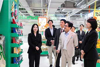 CJ 이재현·이선호 父子, 올영 명동 타운 방문...장바구니에 ‘K뷰티 글로벌 전략’ 담았다