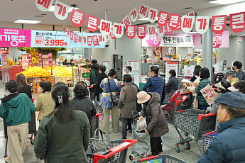 “삼겹살 990원” 롯데마트, ‘메가통큰’ 2주차 행사 먹거리·생필품 대박