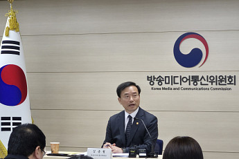 김종철 방미통위원장 “청소년 SNS 규제, 연령별·단계별 접근해야”