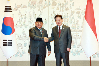 '방산 파트너' 李-프라보워, '국궁 세트' 선물에 '발리 단검' 화답