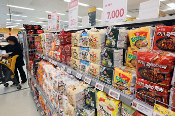 밥상물가 부담에 정부·식품업계 맞손…5월 라면·우유·빙과 등 최대 58% 할인