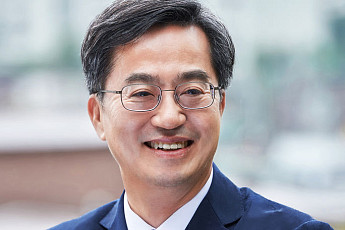 김동연 '위법 홍보물' 의혹, 경기지사 경선 뇌관으로