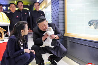김정은·주애, 강아지·고양이 안고 시찰…이례적인 '친근' 행보